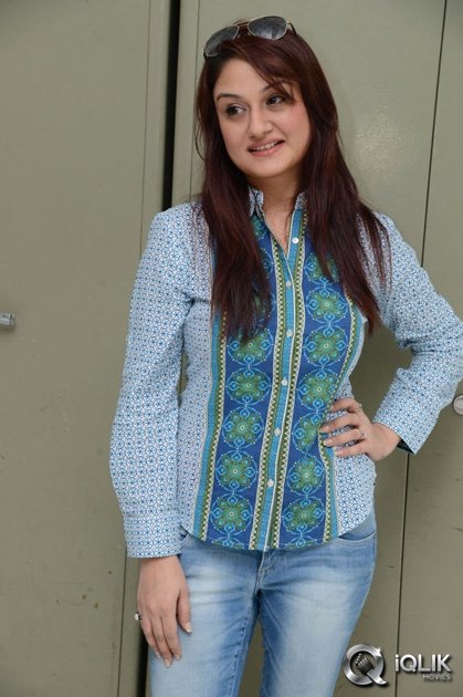 Sonia-Agarwal-at-Amma-Nanna-Oorelithe-Press-Meet